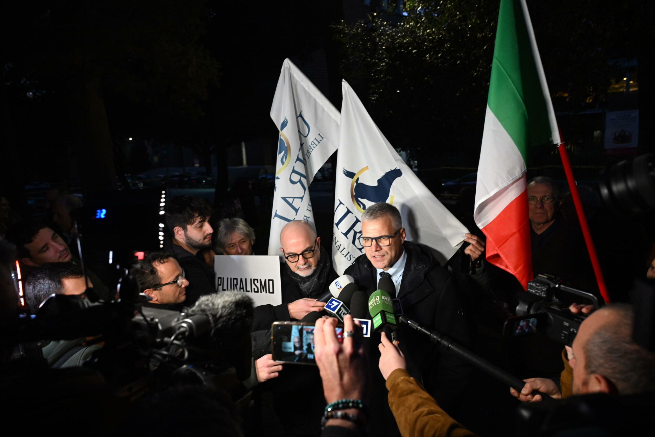 Il segretario del sindacato UniRai, Francesco Palese, rilascia una dichiarazione del sit-in  davanti la sede Rai di Viale Mazzini a Roma, 7 febbraio 2024. ANSA/MAURIZIO BRAMBATTI